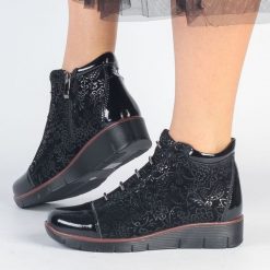 Czarne skórzane botki damskie na koturnie zimowe Filippo Dbt3179/25. Czarne botki damskie Filippo, na jesień, z polaru, eleganckie, z okrągłym noskiem, bez obcasa, na koturnie, bez zapięcia. Za 289.00 zł.