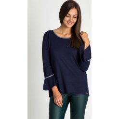 Granatowy sweter z rozkloszowanymi rękawami QUIOSQUE. Niebieskie swetry damskie QUIOSQUE, z dekoltem na plecach. W wyprzedaży za 59.99 zł.