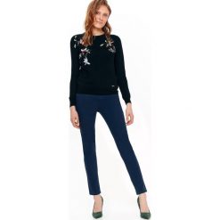 SWETER Z HAFTEM. Swetry damskie marki TOP SECRET. W wyprzedaży za 49.99 zł.