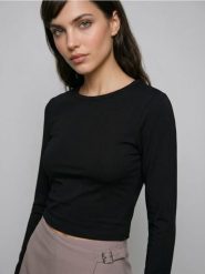 Bawełniana koszulka slim fit z długim rękawem - czarny. Czarne t-shirty damskie Sinsay, l, bez wzorów, z bawełny, bez kołnierzyka. Za 19.99 zł.