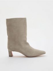 Skórzane botki - beżowy. Brązowe botki damskie Reserved, ze skóry, bez obcasa, bez zapięcia. W wyprzedaży za 219.99 zł.