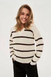 Sweter w paski beżowy. Brązowe swetry damskie MOODO, l, bez wzorów, bez kołnierzyka, bez ramiączek, bez kaptura. Za 99.99 zł.