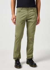 MESKIE SPODNIE WRANGLER GREENSBORO DUSTY OLIVE 112362347. Zielone spodnie materiałowe męskie Wrangler, l, bez wzorów, z materiału. Za 219.99 zł.