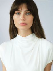 Bluzka z dekoltem typu woda - złamana biel. Bluzki damskie Reserved, l, bez wzorów, z wiskozy, bez kołnierzyka, bez ramiączek. W wyprzedaży za 39.99 zł.