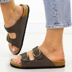 Taupe skórzane klapki damskie Filippo Dk7061/26. Klapki damskie Filippo, bez wzorów, z jeansu, casualowe, bez obcasa. Za 159.00 zł.