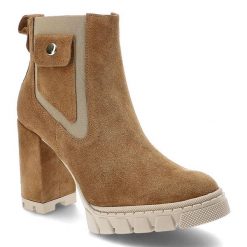 Botki damskie Damiss, cholewka ze skóry naturalnej zamszowej na solidnym obcasie i zapięciem na suwak, koniak‑welur, DS‑641‑2‑A. Brązowe kozaki damskie DAMISS, ze skóry, bez obcasa, na obcasie. Za 373.99 zł.