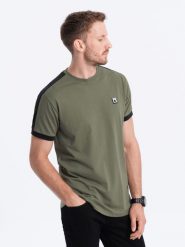 T-shirt męski z kontrastowymi lampasami – oliwkowy V4. Zielone t-shirty męskie Ombre Clothing, m, z aplikacjami, z bawełny, klasyczne, bez kołnierzyka. Za 109.99 zł.