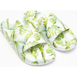 Wzorzyste klapki - Biały. Klapki damskie marki Cropp. Za 49.99 zł.