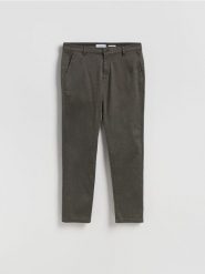 Spodnie chino slim fit - ciemnozielony. Zielone spodnie materiałowe męskie Reserved, bez wzorów, z bawełny. Za 159.99 zł.