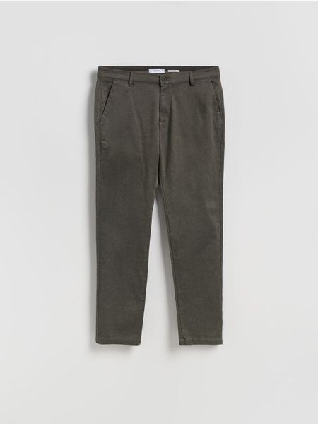 Spodnie chino slim fit - ciemnozielony. Zielone spodnie materiałowe męskie Reserved, bez wzorów, z bawełny. W wyprzedaży za 65.99 zł.
