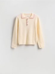 Sweter z ozdobnym kołnierzem - kremowy. Białe swetry damskie Reserved, l, bez wzorów, z dzianiny, bez kołnierzyka, bez ramiączek, bez kaptura. Za 139.99 zł.