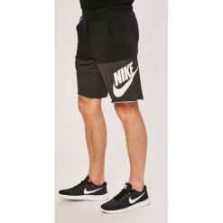 Nike Sportswear - Szorty. Szare krótkie spodenki sportowe męskie Nike Sportswear, z bawełny. W wyprzedaży za 179.90 zł.