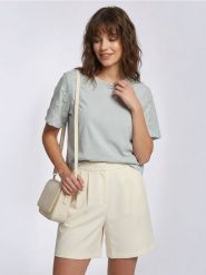 Bawełniana bluzka z haftem - kremowy. Białe bluzki damskie Sinsay, l, bez wzorów, z bawełny, bez kołnierzyka, bez ramiączek. Za 25.99 zł.