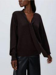 Sweter z ozdobnym wiązaniem - brązowy. Brązowe swetry damskie Reserved, l, bez wzorów, z dzianiny, bez kołnierzyka, bez ramiączek, bez kaptura. Za 119.99 zł.