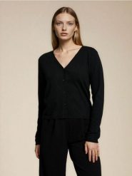 Sweter z domieszką wełny i wiskozy - czarny. Czarne swetry damskie Sinsay, l, bez wzorów, z wełny, bez kołnierzyka, bez ramiączek, bez kaptura. Za 39.99 zł.
