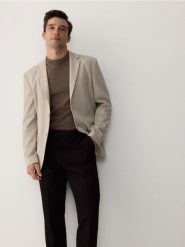Marynarka slim fit - beżowy. Brązowe marynarki męskie Reserved, bez wzorów, z dzianiny. W wyprzedaży za 159.99 zł.