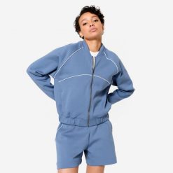 Bluza fitness bomberka damska Domyos. Niebieskie bluzy sportowe damskie DOMYOS, l, bez wzorów, z bawełny, bez kaptura, na fitness i siłownię. W wyprzedaży za 119.99 zł.
