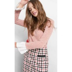 Lekki sweter bimaterial. Czerwone swetry damskie Orsay, z dzianiny, z dekoltem w łódkę. Za 69.99 zł.