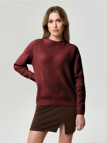 Ażurowy sweter - bordowy. Czerwone swetry damskie Sinsay, l, w ażurowe wzory, bez kołnierzyka, bez ramiączek, bez kaptura. Za 49.99 zł.