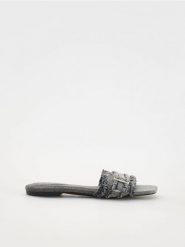 Klapki z denimu - wielobarwny. Klapki damskie Reserved, bez wzorów, z bawełny, bez obcasa. W wyprzedaży za 39.99 zł.