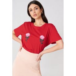 NA-KD T-shirt z haftem w kwiaty - Red. Czerwone t-shirty damskie NA-KD, z haftami, z bawełny, z okrągłym kołnierzem. W wyprzedaży za 42.67 zł.