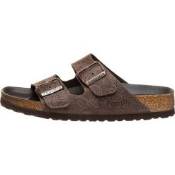 Skórzane klapki "Arizona" w kolorze ciemnobrązowym. Brązowe klapki damskie Birkis & Papillio, bez wzorów, bez obcasa. W wyprzedaży za 199.95 zł.