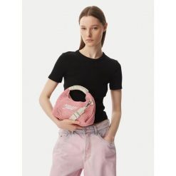 Torebka Tommy Jeans. Czerwone torebki do ręki damskie Tommy Jeans, bez wzorów, z jeansu, klasyczne, bez dodatków. Za 409.99 zł.