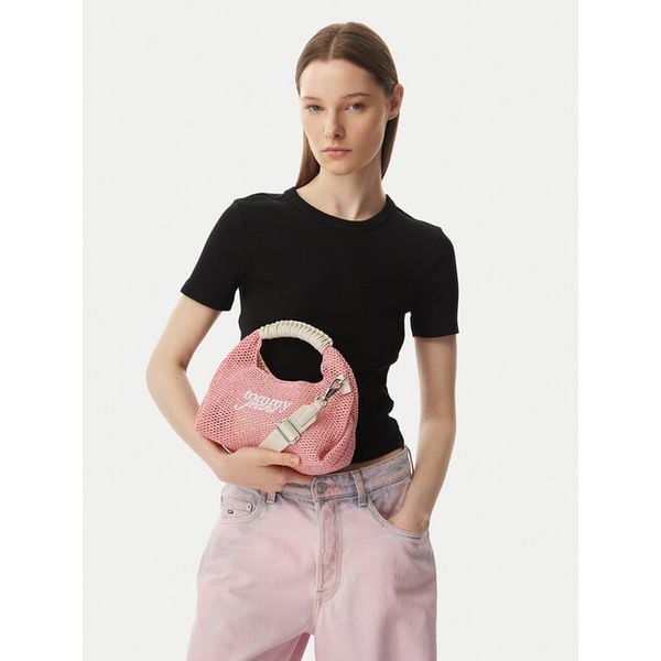 Torebka Tommy Jeans. Czerwone torebki do ręki damskie Tommy Jeans, bez wzorów, z jeansu, klasyczne, bez dodatków. Za 368.99 zł.