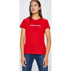 Tommy Jeans - Top. Różowe topy damskie Tommy Jeans, z nadrukiem, z bawełny, z okrągłym kołnierzem, z krótkim rękawem. W wyprzedaży za 99.90 zł.