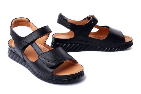 COMFORTABEL 710137-01 schwarz, sandały damskie. Czarne sandały damskie Comfortabel, bez wzorów, ze skóry, bez obcasa, na koturnie, bez zapięcia. Za 359.90 zł.