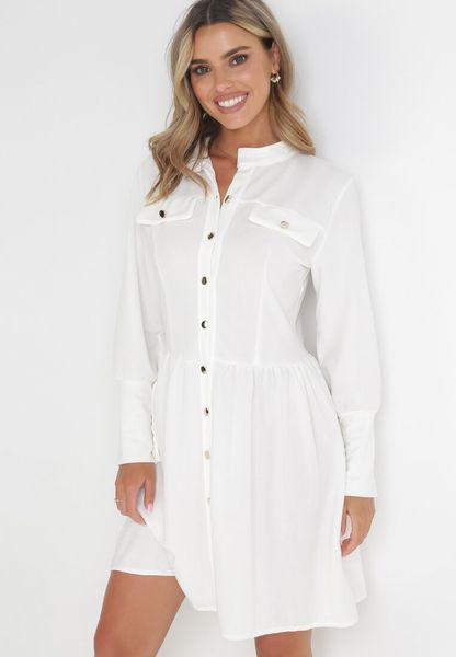 Biała Koszulowa Sukienka Mini z Guzikami i Szerokimi Mankietami Alyapa. Białe sukienki damskie Born2be, bez wzorów, bez kołnierzyka, bez ramiączek, mini, koszulowe. Za 59.99 zł.