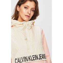 Calvin Klein Jeans - Kurtka. Czerwone kurtki damskie Calvin Klein Jeans, m, bez wzorów, z jeansu, krótkie, z kapturem. W wyprzedaży za 549.90 zł.