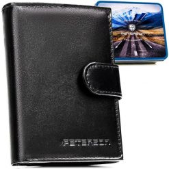Elegancki portfel męski ze skóry naturalnej w czarnym kolorze zamykany zatrzaskiem, w zestawie z brelokiem - Peterson. Czarne portfele męskie Peterson, bez wzorów, ze skóry. Za 99.99 zł.