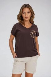 Bawełniany t-shirt z ozdobną kieszenią brązowy. Brązowe bluzki damskie MOODO, m, bez wzorów, z bawełny, bez kołnierzyka. Za 49.99 zł.