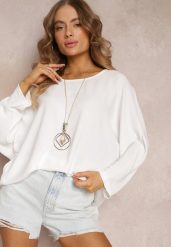 Biała Bluzka o Fasonie Nietoperza z Naszyjnikiem Kenola. Białe bluzki damskie Renee, bez wzorów, eleganckie, bez kołnierzyka, bez ramiączek. Za 44.99 zł.