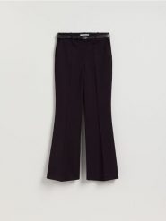 Spodnie flare z paskiem - ciemnobrązowy. Brązowe spodnie materiałowe damskie Reserved, bez wzorów, z tkaniny. Za 139.99 zł.