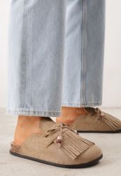 Ciemnobeżowe Płaskie Klapki Mule Zdobione Frędzlami i Kokardką z Koralikami Petlame. Brązowe klapki damskie Born2be, z aplikacjami, z jeansu, boho, bez obcasa, na płaskiej podeszwie. Za 79.99 zł.