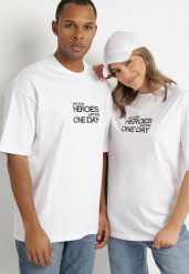 Biała Koszulka T-shirt z Bawełny z Napisami i Nadrukiem na Plecach Danirsa. Białe bluzki damskie Born2be, m, bez wzorów, z bawełny, eleganckie, bez kołnierzyka. Za 44.99 zł.