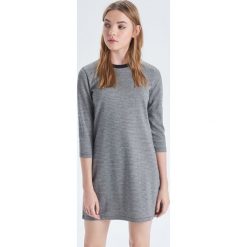 Trapezowa sukienka - Czarny. Sukienki damskie marki Cropp. W wyprzedaży za 39.99 zł.