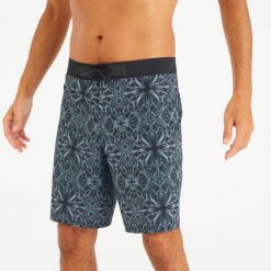 Spodenki surfingowe męskie Olaian 900 19" Itzblack. Czarne kąpielówki męskie OLAIAN, m, z aplikacjami, z elastanu. Za 129.99 zł.