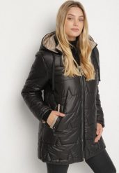 Czarna Pikowana Kurtka o Prostym Kroju z Kapturem Nileria. Czarne kurtki damskie Born2be, plus size, bez wzorów, z dzianiny, z kapturem. Za 189.99 zł.