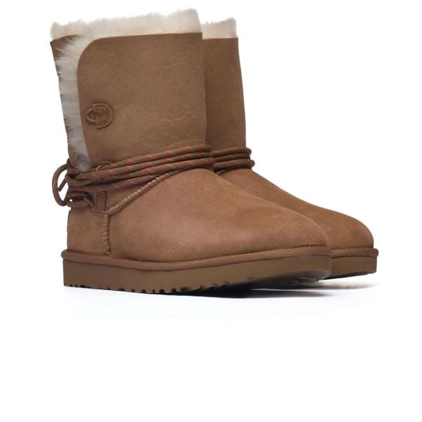 Damskie śniegowce Ugg Classic Bailey Tie Boot 1171530-CHE. Brązowe śniegowce i trapery damskie UGG, z gumy. Za 746.73 zł.
