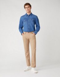 MĘSKIE SPODNIE MATERIAŁOWE WRANGLER GREENSBORO CORNSTALK W15QWAX4K 112127120. Spodnie materiałowe męskie Wrangler, l, bez wzorów, z materiału. Za 209.99 zł.