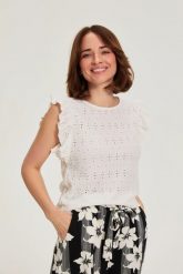 Bluzka z falbanką na rękawach biała. Białe bluzki damskie MOODO, l, bez wzorów, z elastanu, bez kołnierzyka, bez ramiączek. Za 69.99 zł.