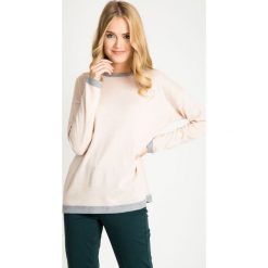 Jasnoróżowy sweter z szarymi wstawkami QUIOSQUE. Szare swetry damskie QUIOSQUE, z kontrastowym kołnierzykiem. W wyprzedaży za 49.99 zł.