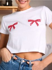 Krótka koszulka z haftem w kształcie kokardek - kremowy. Białe t-shirty damskie Sinsay, l, bez wzorów, bez kołnierzyka. W wyprzedaży za 19.99 zł.