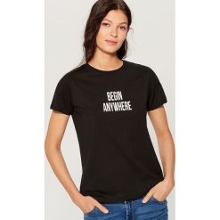 Koszulka z kontrastowym nadrukiem - Czarny. T-shirty damskie marki Mohito. Za 39.99 zł.