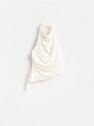 Żakardowa bluzka - złamana biel. Bluzki damskie Reserved, l, bez wzorów, z dzianiny, bez kołnierzyka, bez ramiączek. Za 89.99 zł.