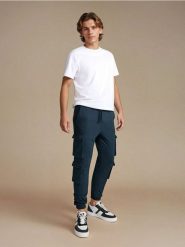 Spodnie jogger cargo - green spruce. Zielone spodnie materiałowe męskie Sinsay, l, bez wzorów. Za 79.99 zł.
