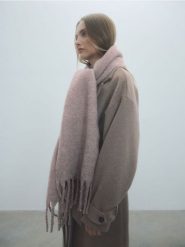 Szalik z dodatkiem wełny - brązowy. Brązowe szaliki i chusty damskie Reserved, bez wzorów, z wełny. W wyprzedaży za 49.99 zł.